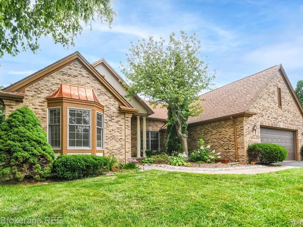 16053 Silverwood Dr, Fenton, MI 48430