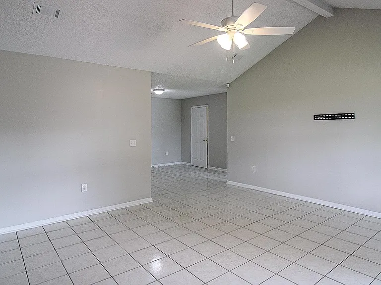 1235 Pineridge Way — Photo 2
