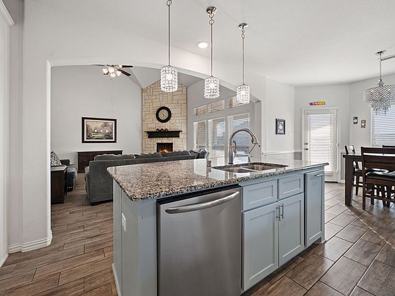 3rd image of 433 Anderson Ln