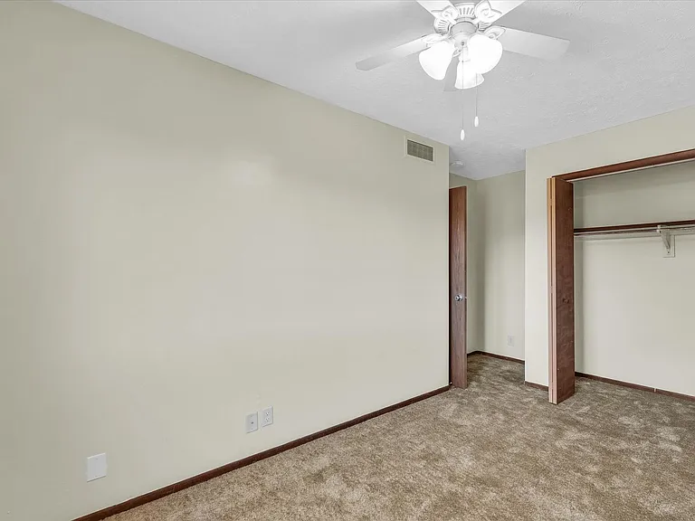 105 N Orr Dr — Photo 60
