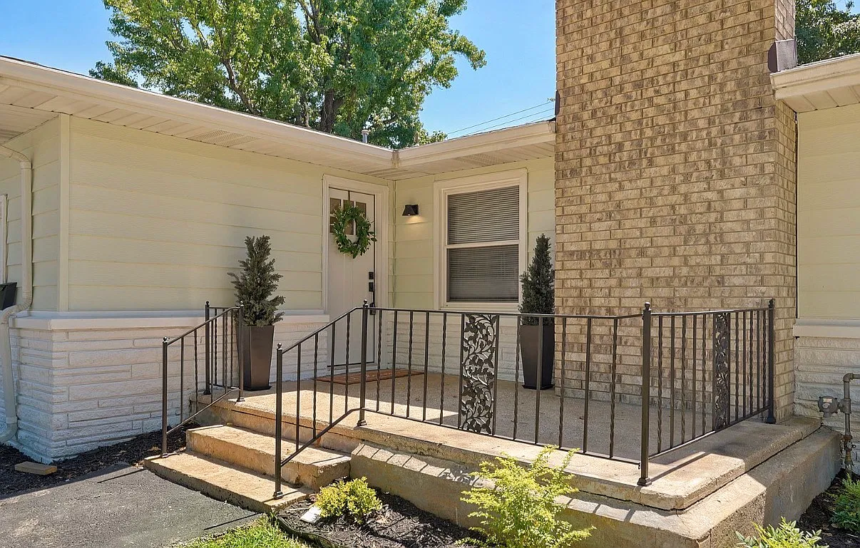 4 bed, 1404 sqft, $2,100 — Photo 2