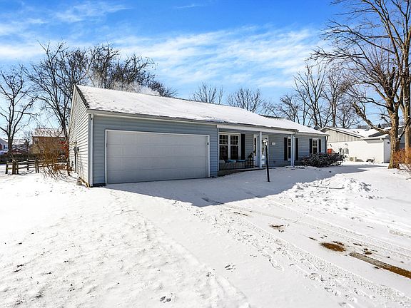3rd image of 935 Elmwood Cir