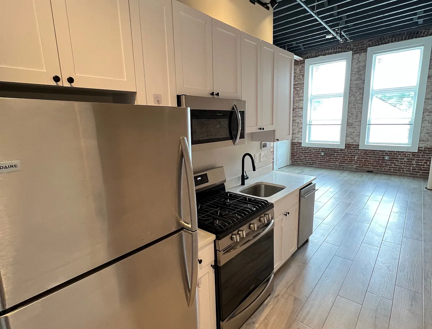 108 Harrison St — Photo 2