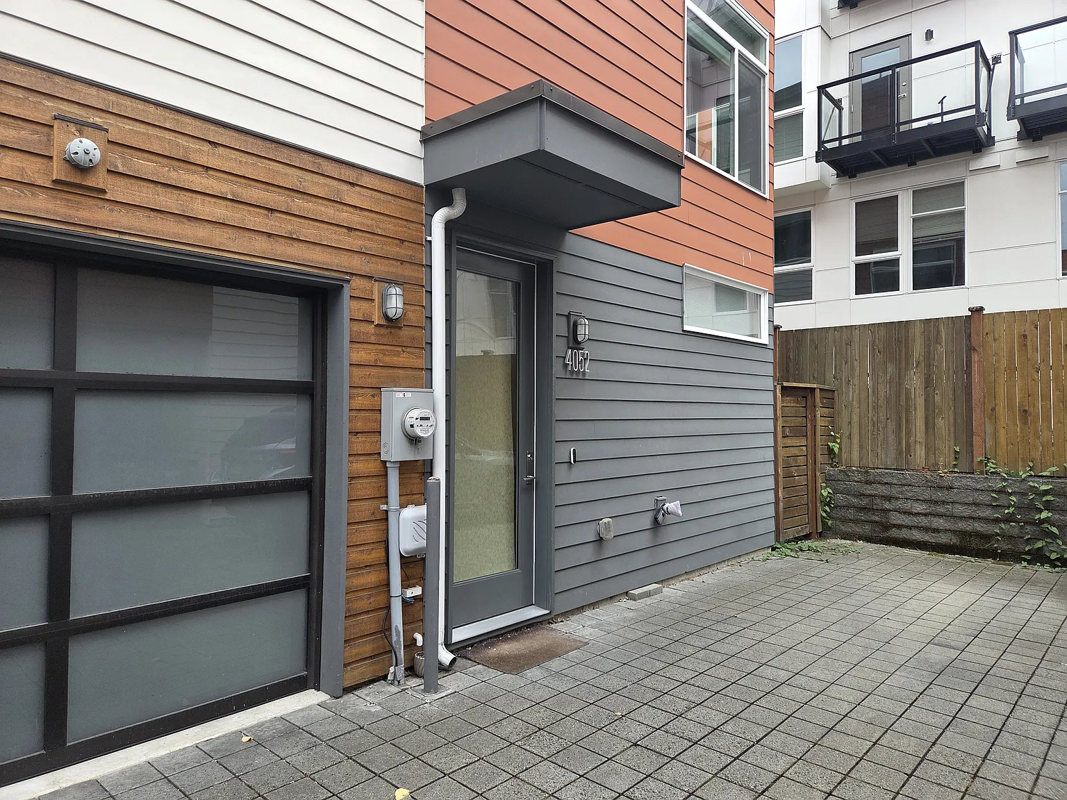 4 bed, 3.5 bath, 2100 sqft, $4,000 — Photo 2