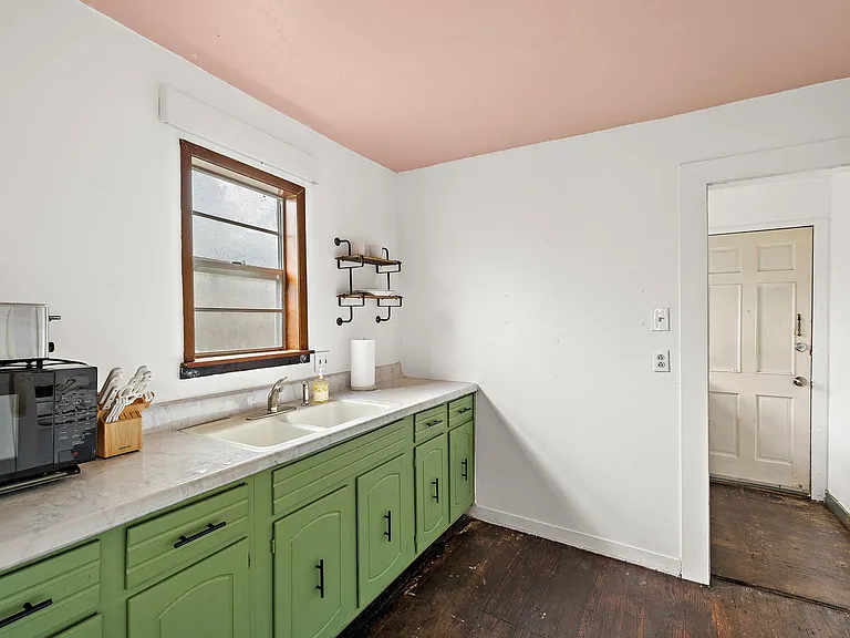 1710 Haskell St — Photo 13
