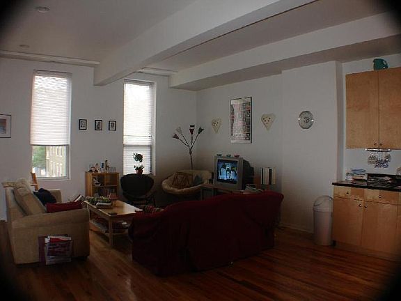 4th image of 1254 N Greenview Ave #2F
