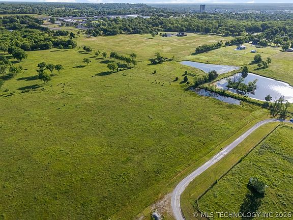 4th image of 606 S Lynn Lane Rd