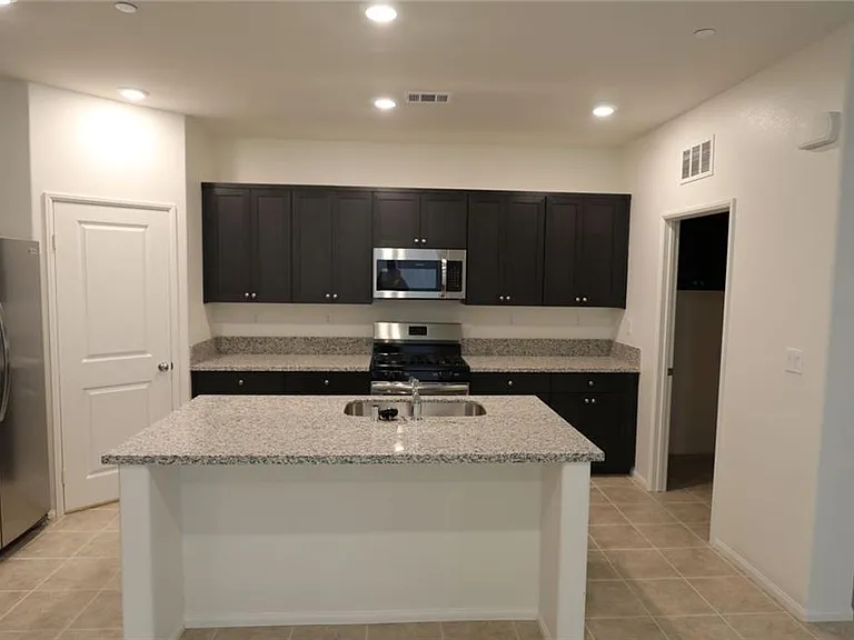 2119 Lavender Ln — Photo 4