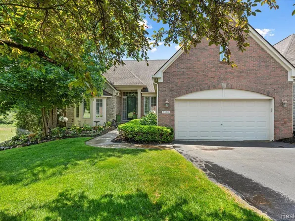 5570 Eagleview Ct, Clarkston, MI 48348