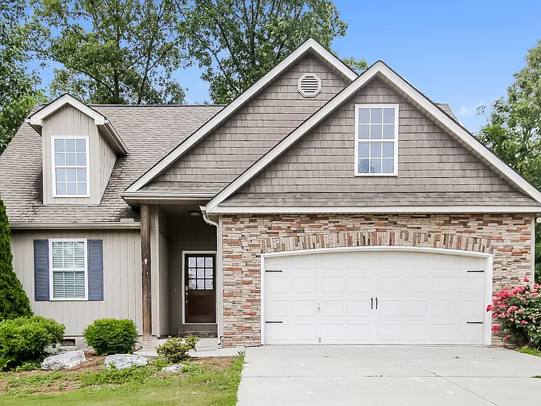 305 Talon Dr SE — Photo 1