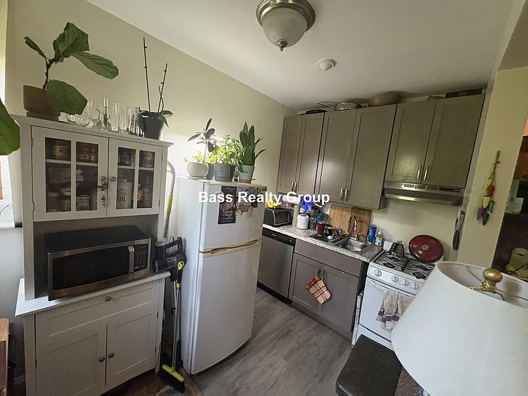 1331 W Greenleaf Ave #202 — Photo 6