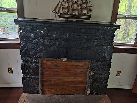 2nd image of 33 Oakwood Trl S