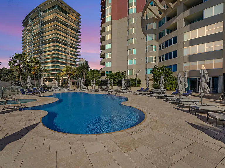 300 S Pointe Dr #405 — Photo 56
