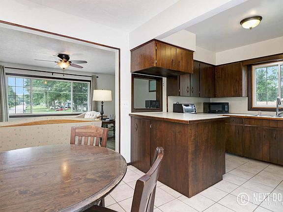 5th image of 895 Woodside Dr