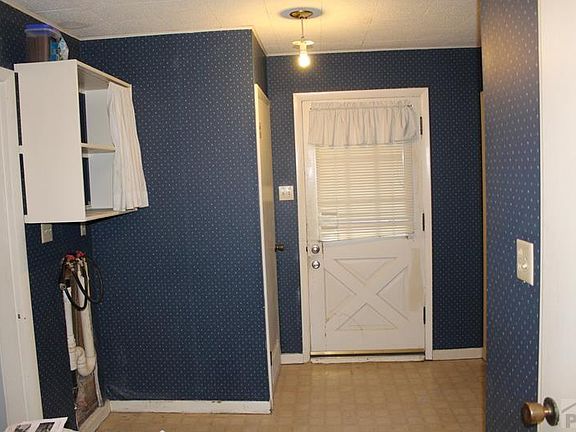 5th image of 914 Lowell Dr