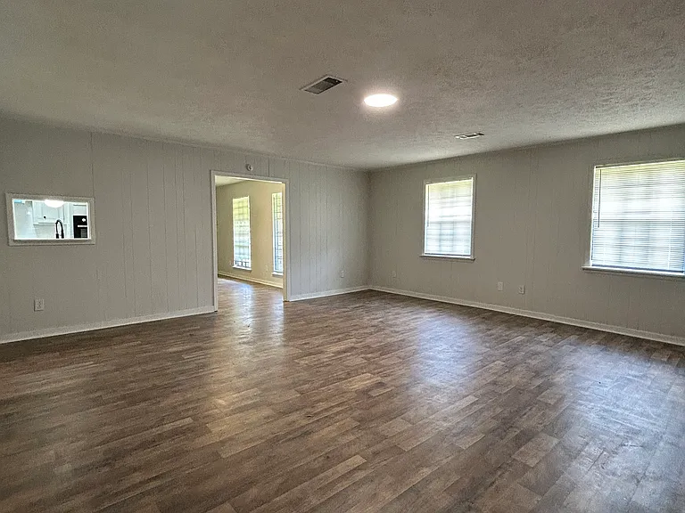 1876 Teakwood Dr — Photo 2