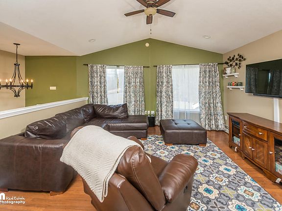 4th image of 2381 N Broadway Dr