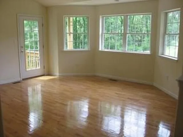 4110 Milford Landing Dr, Milford, PA 18337