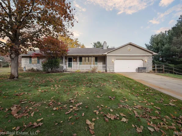 3778 Taggett Lake Dr, Highland, MI 48357