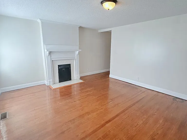 903 Price Ave — Photo 2