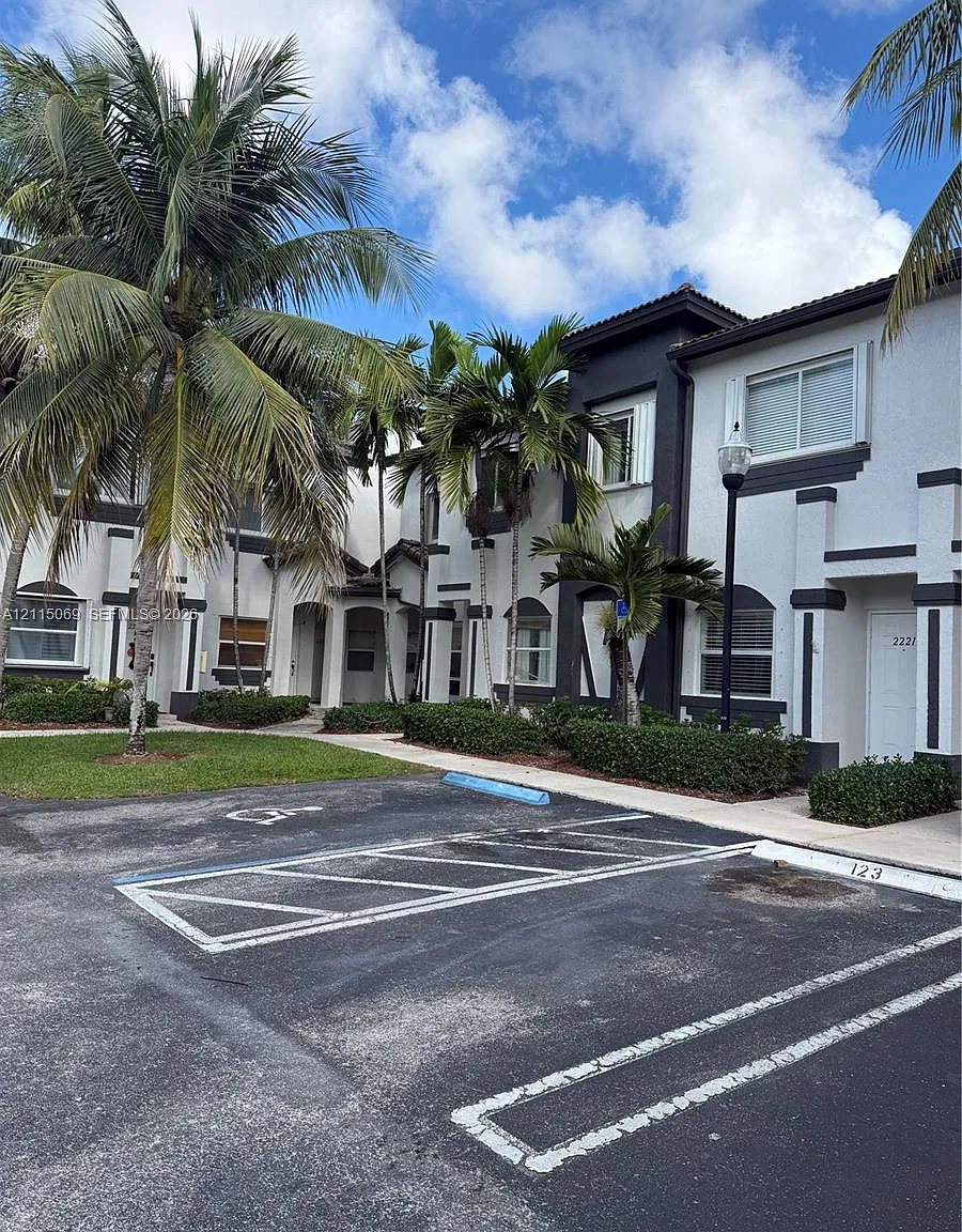 Towngate Condo Three — Photo 1