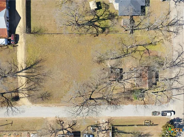 204 S Karnes Ave, Cameron, TX 76520