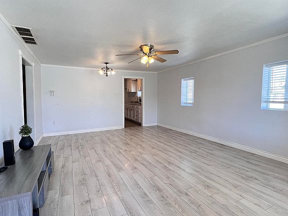 2nd image of 566 S Magnolia Ave