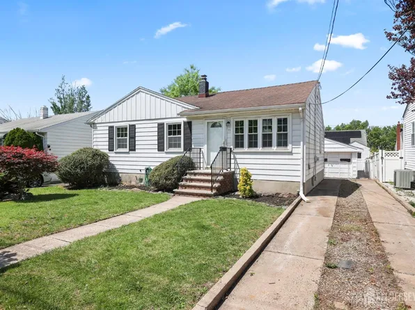 11 Oakwood Pl, Carteret, NJ 07008