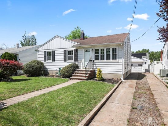 11 Oakwood Pl, Carteret, NJ 07008