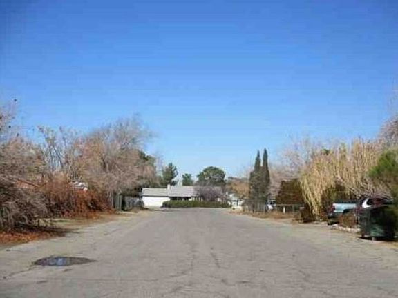 Exterior Neighborhood (street photo)