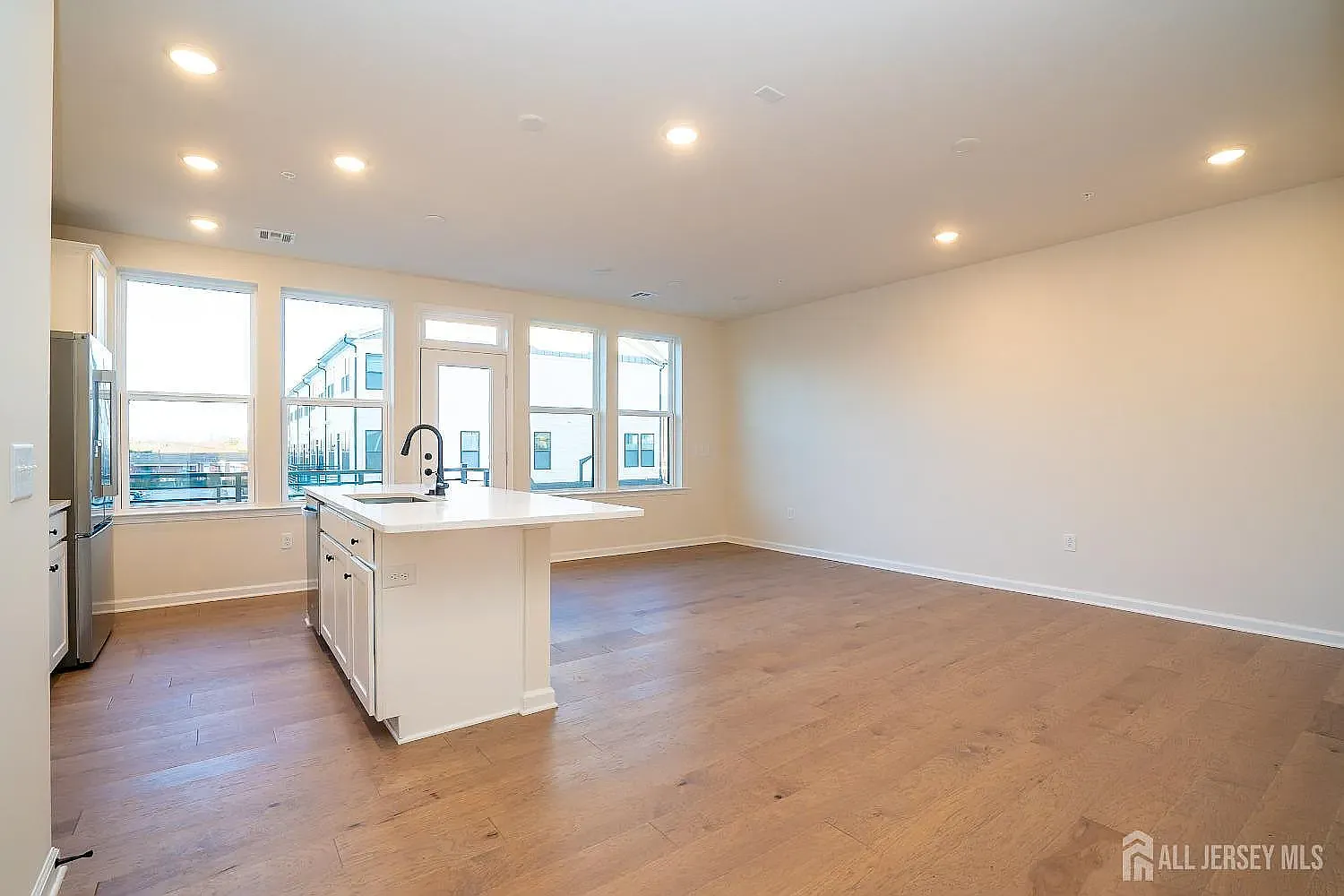 3 bed, 2.5 bath, 1654 sqft, $4,000 — Photo 3
