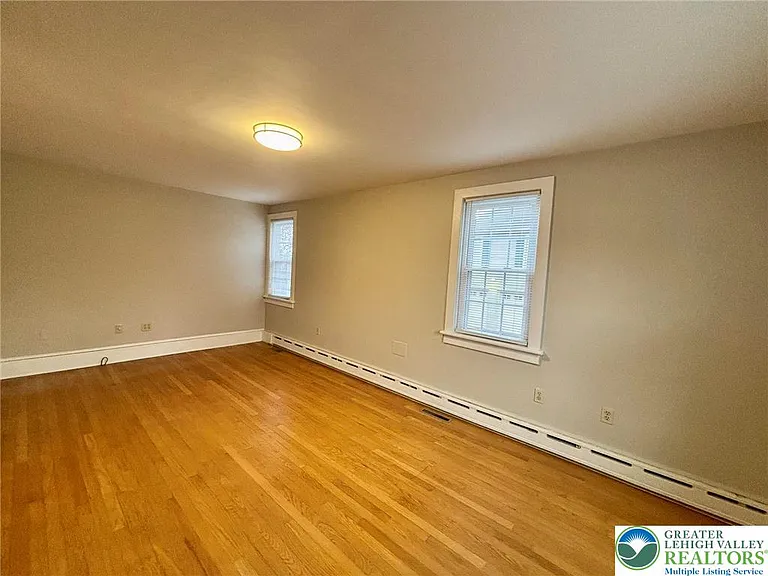 221 E Chestnut St — Photo 4