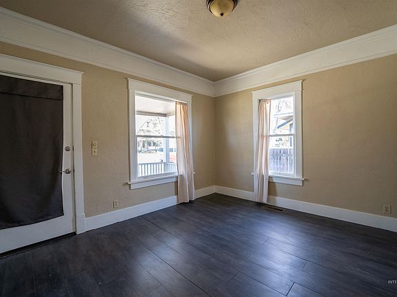 4th image of 820 11th Ave S