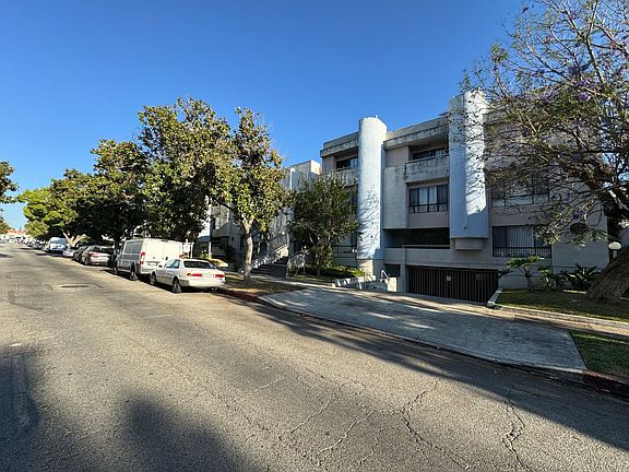 3rd image of 550 W Stocker St #2B-2Ba