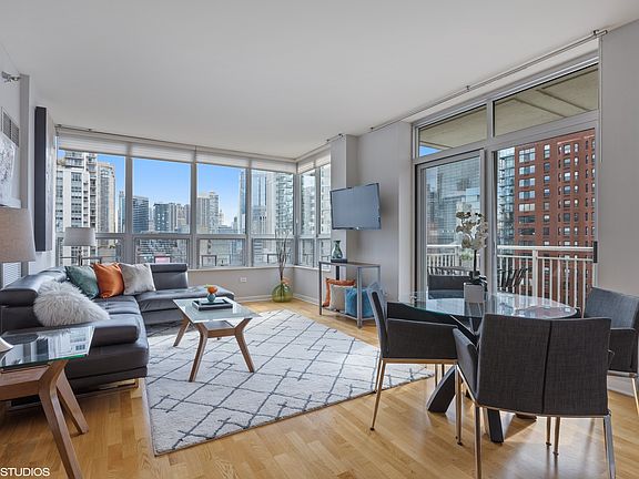 5th image of 330 W Grand Ave APT 1501