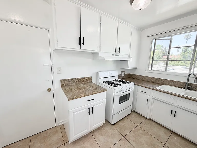 235 E California Blvd — Photo 11