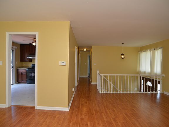 2nd image of 1375 Gloucester Ct