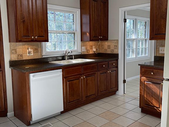 Kitchen with view of yard