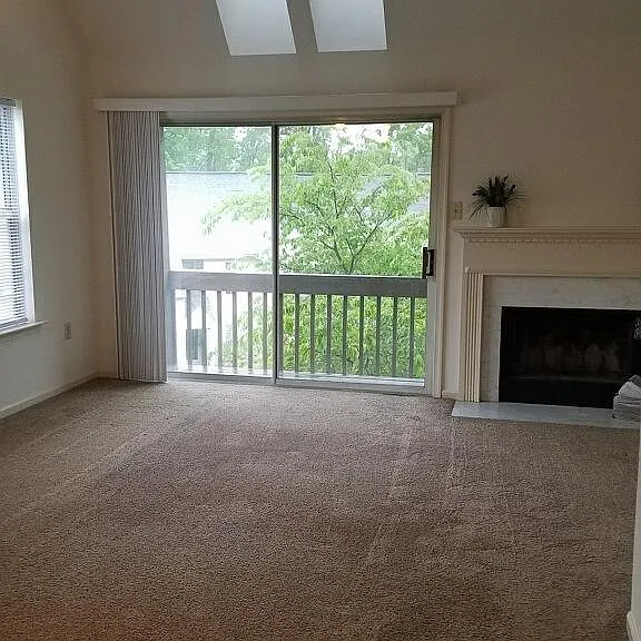 429 Derry Dr — Photo 2