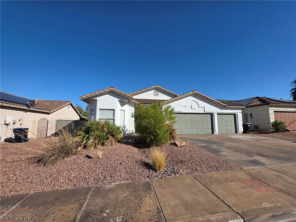 3 bed, 2.0 bath, 1411 sqft, $2,374 — Photo 2