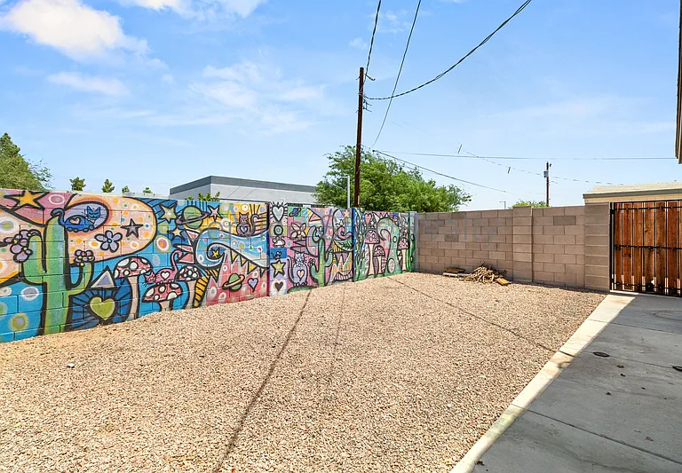 1558 W 5th St — Photo 23