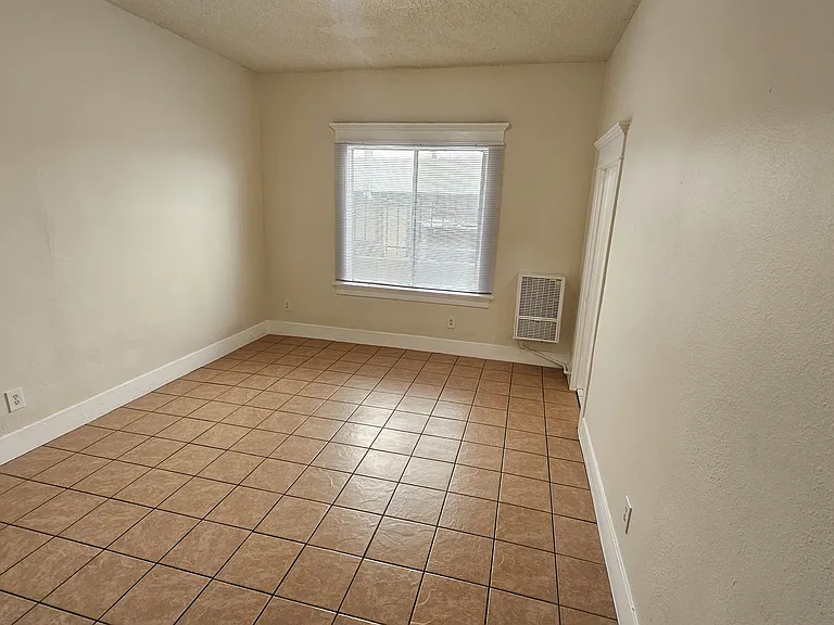 743 S Burlington Ave #4 — Photo 3