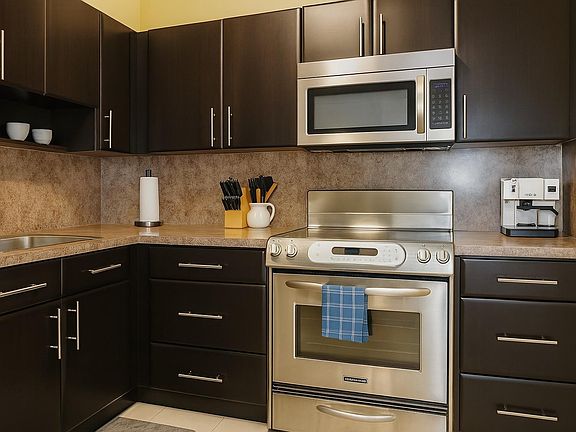 4th image of 4001 Hillcrest Drive #912
