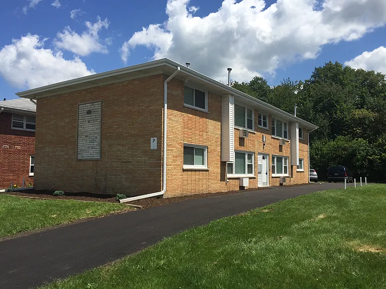 918 Parkwood Dr — Photo 3