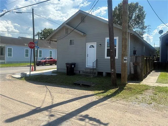 2 bed, 1.0 bath, 1039 sqft, $1,200 — Photo 2