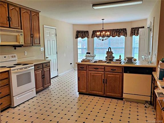 3rd image of 4800 Niagra Ct