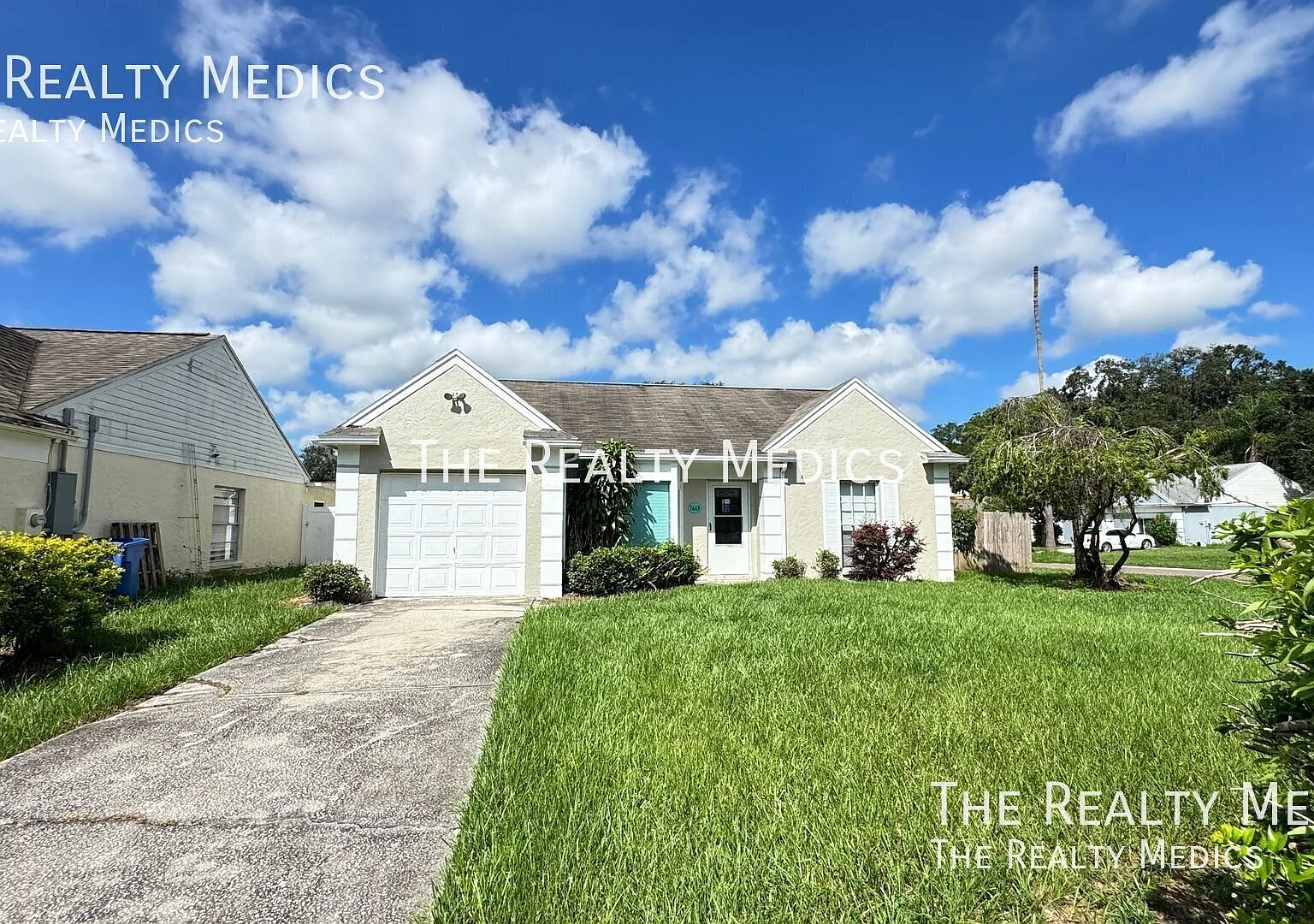 ! Price Drop ! Beautiful 3 Bedroom, 2 Bathroom Easy Commute To Downtown Tampa — Photo 1