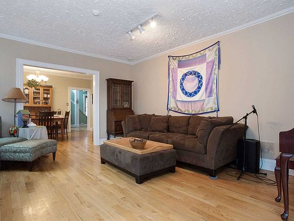3rd image of 22 Varick Ct