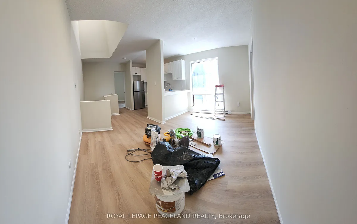 Building Photo - 556 Spadina Cres #5