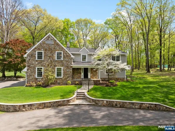 327 Woodside Ave, Franklin Lakes, NJ 07417